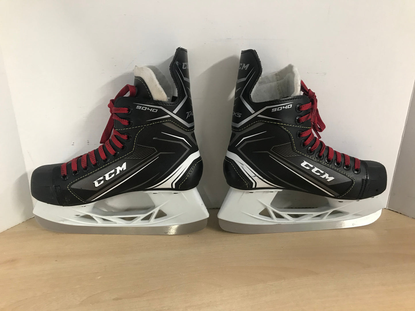 Hockey Skates Child Size 4 Shoe Size CCM Tacks New Demo Model