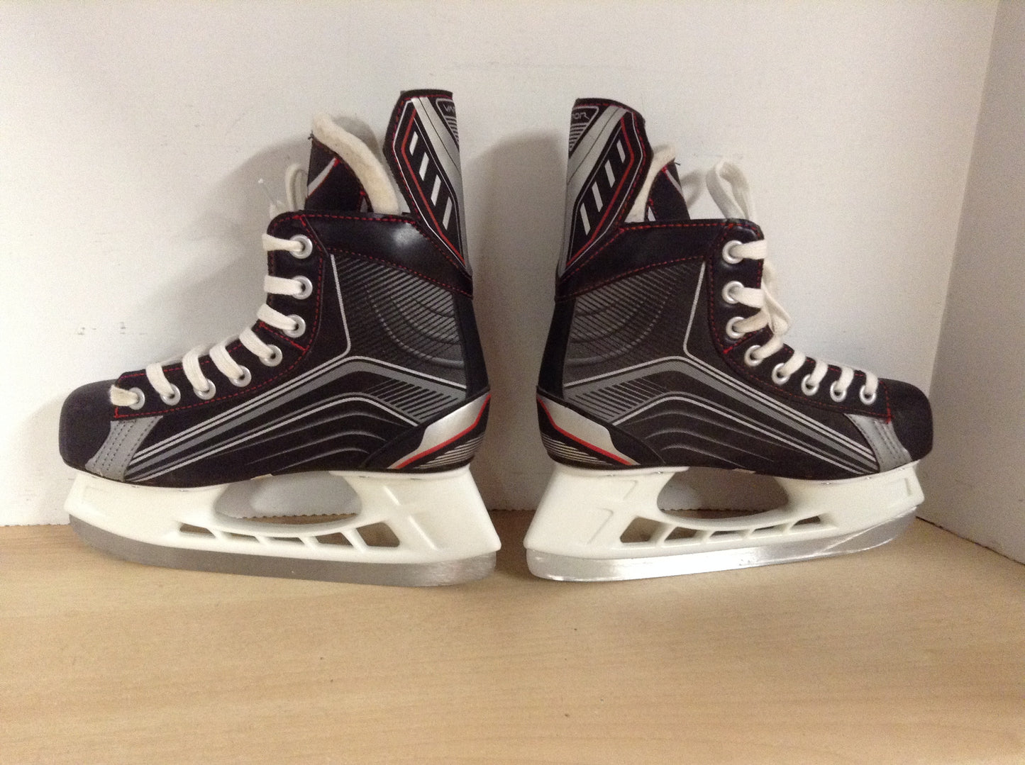 Hockey Skates Child Size 4 Shoe Size Junior Bauer Vapor X200 New Demo Model