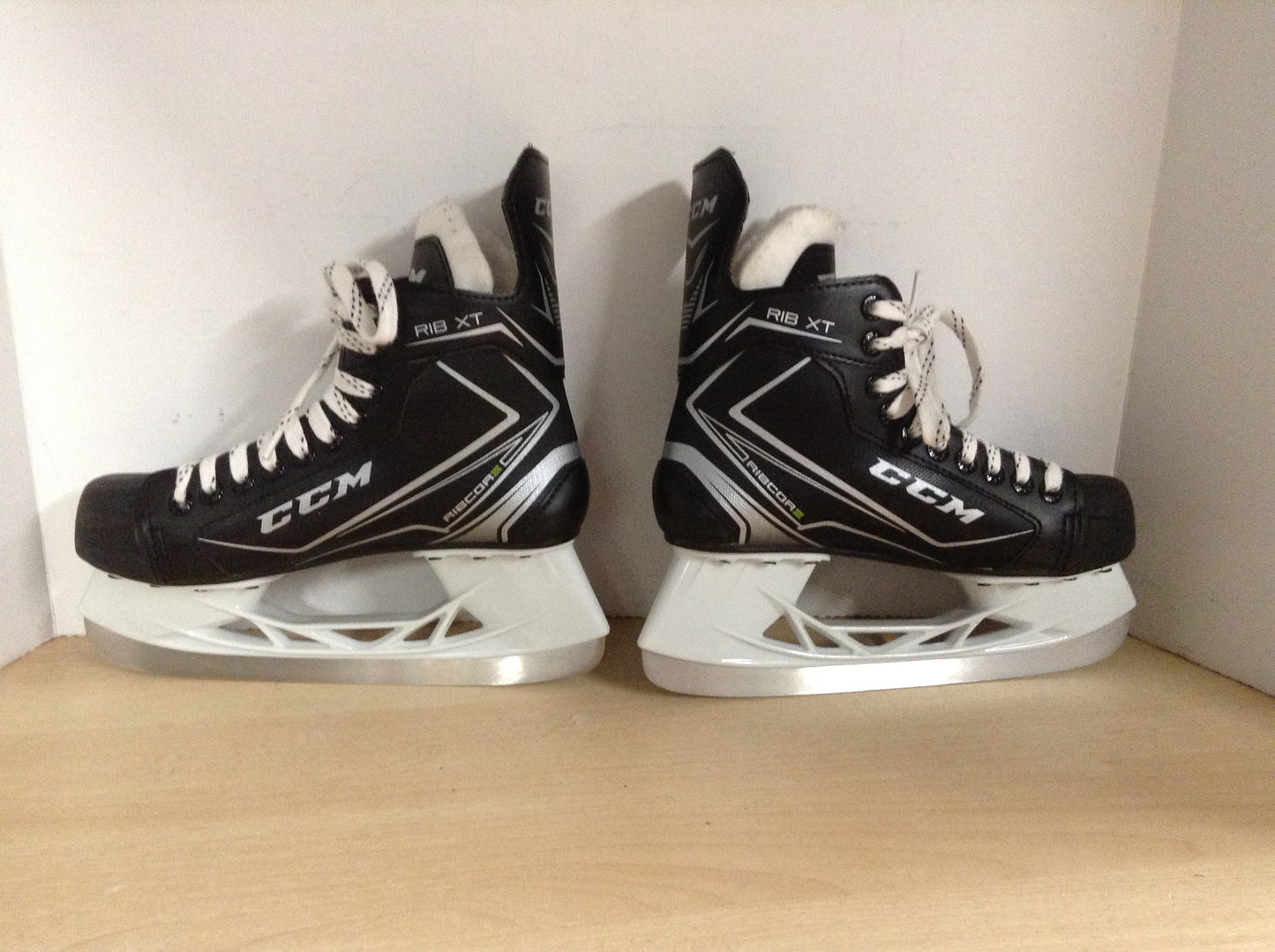 Hockey Skates Child Size 5 Shoe Size Junior CCM Ribcore XT New Demo Model