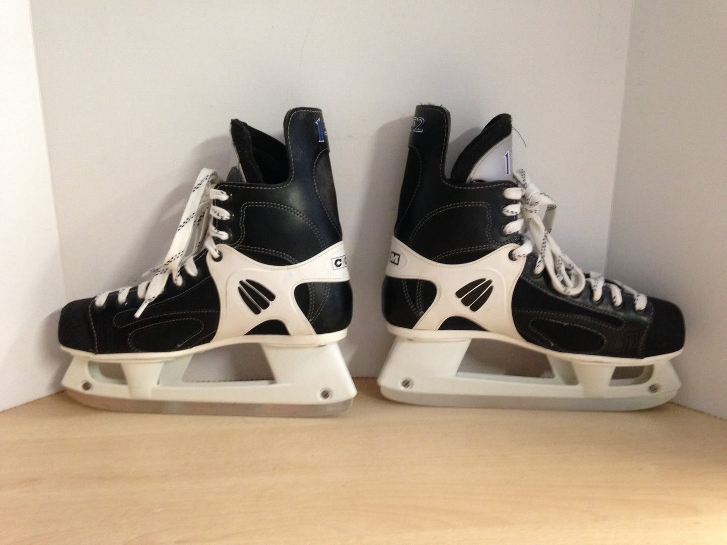 Hockey Skates Men's Size 10 Shoe Size CCM Tacks 152 Excellent