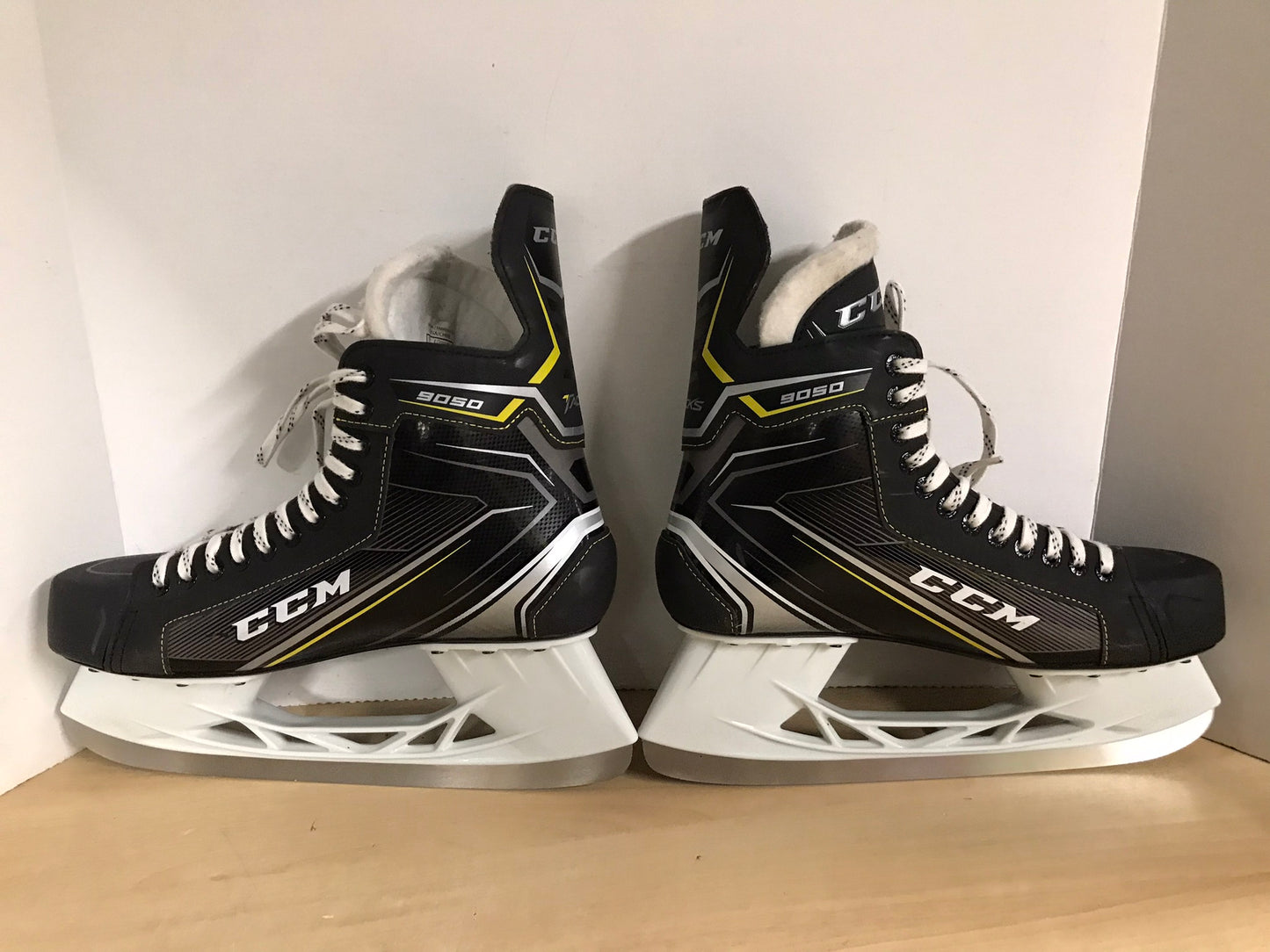 Hockey Skates Men's Size 13.5 Shoe Size CCM Tacks New Demo Model