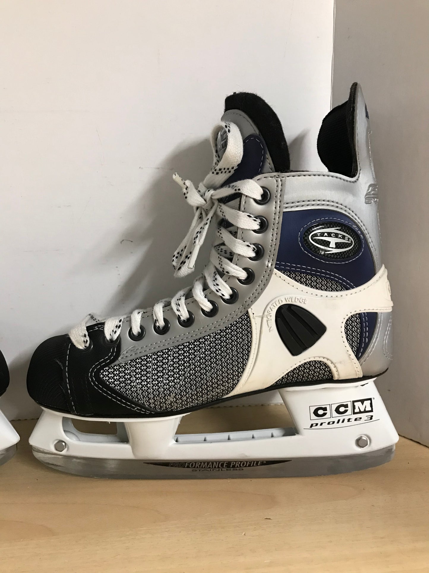 Hockey Skates Men's Size 6.5 Shoe Size CCM Tacks 452 Excellent