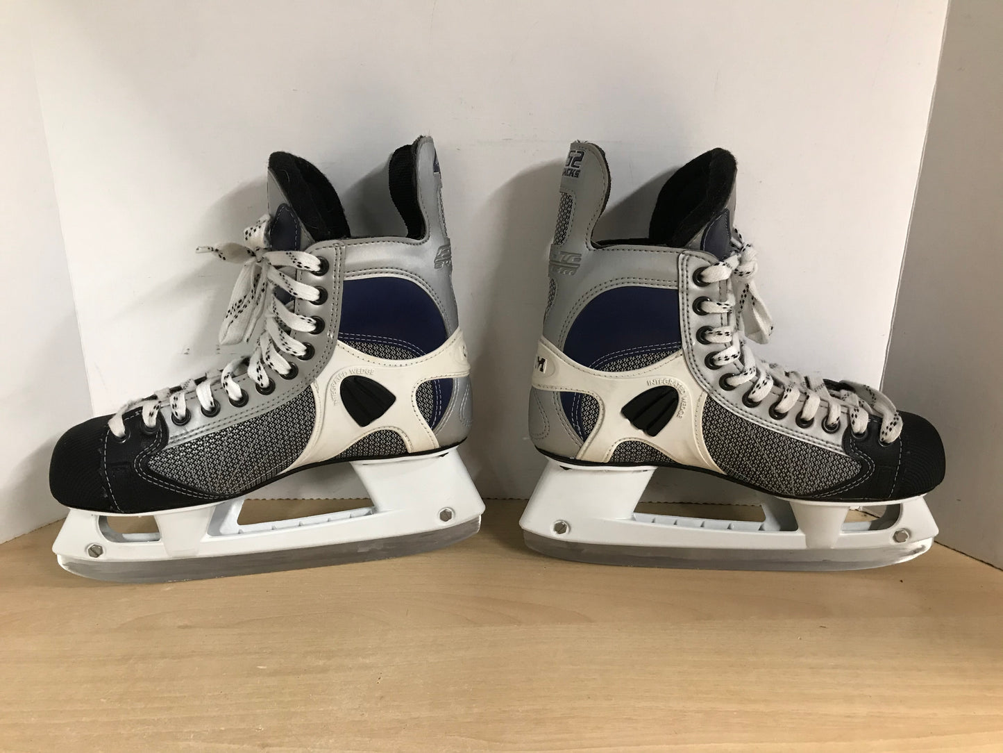Hockey Skates Men's Size 6.5 Shoe Size CCM Tacks 452 Excellent