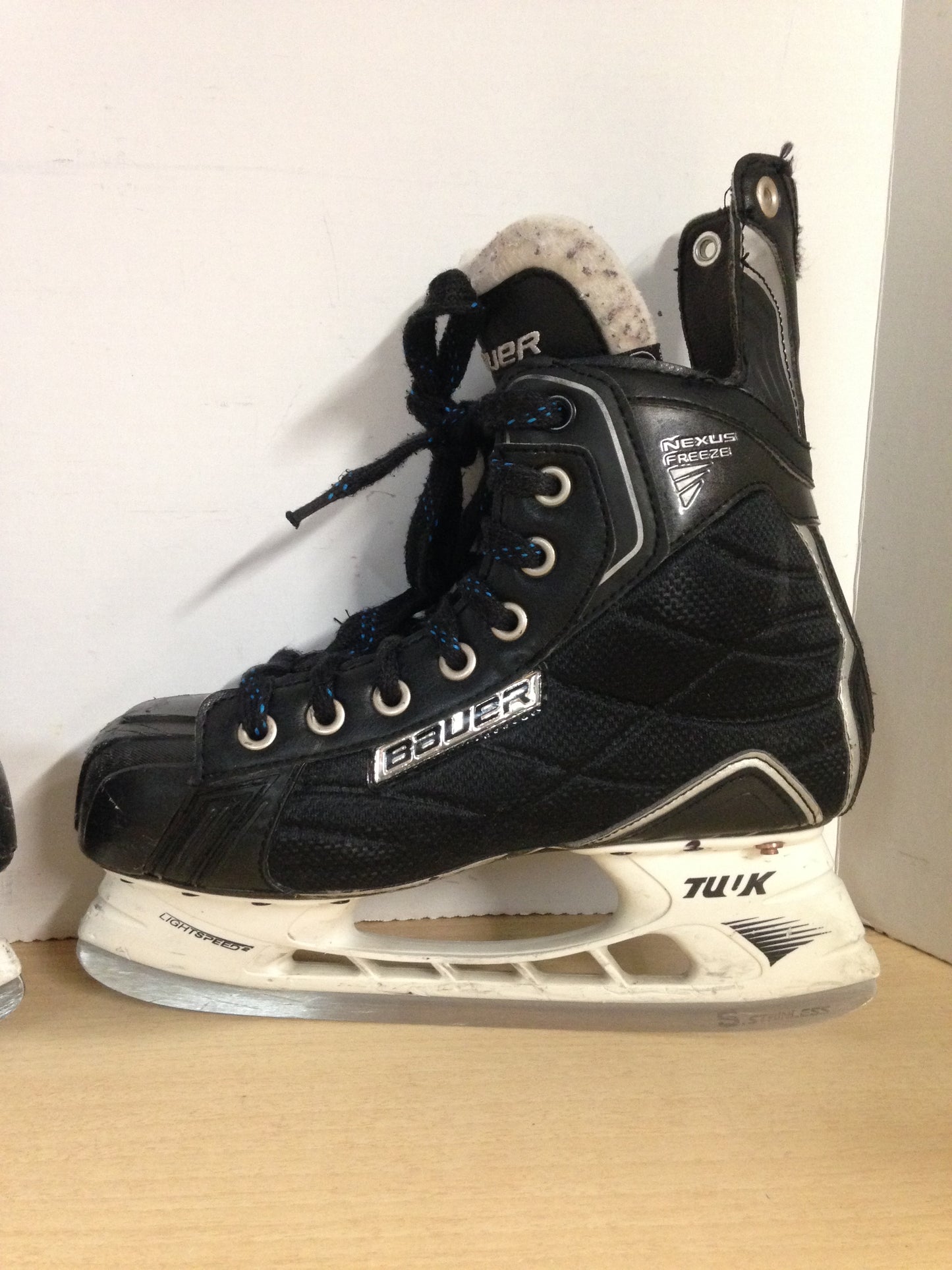 Hockey Skates Men's Size 6 Shoe Size Bauer Nexus Freeze Minor Wear