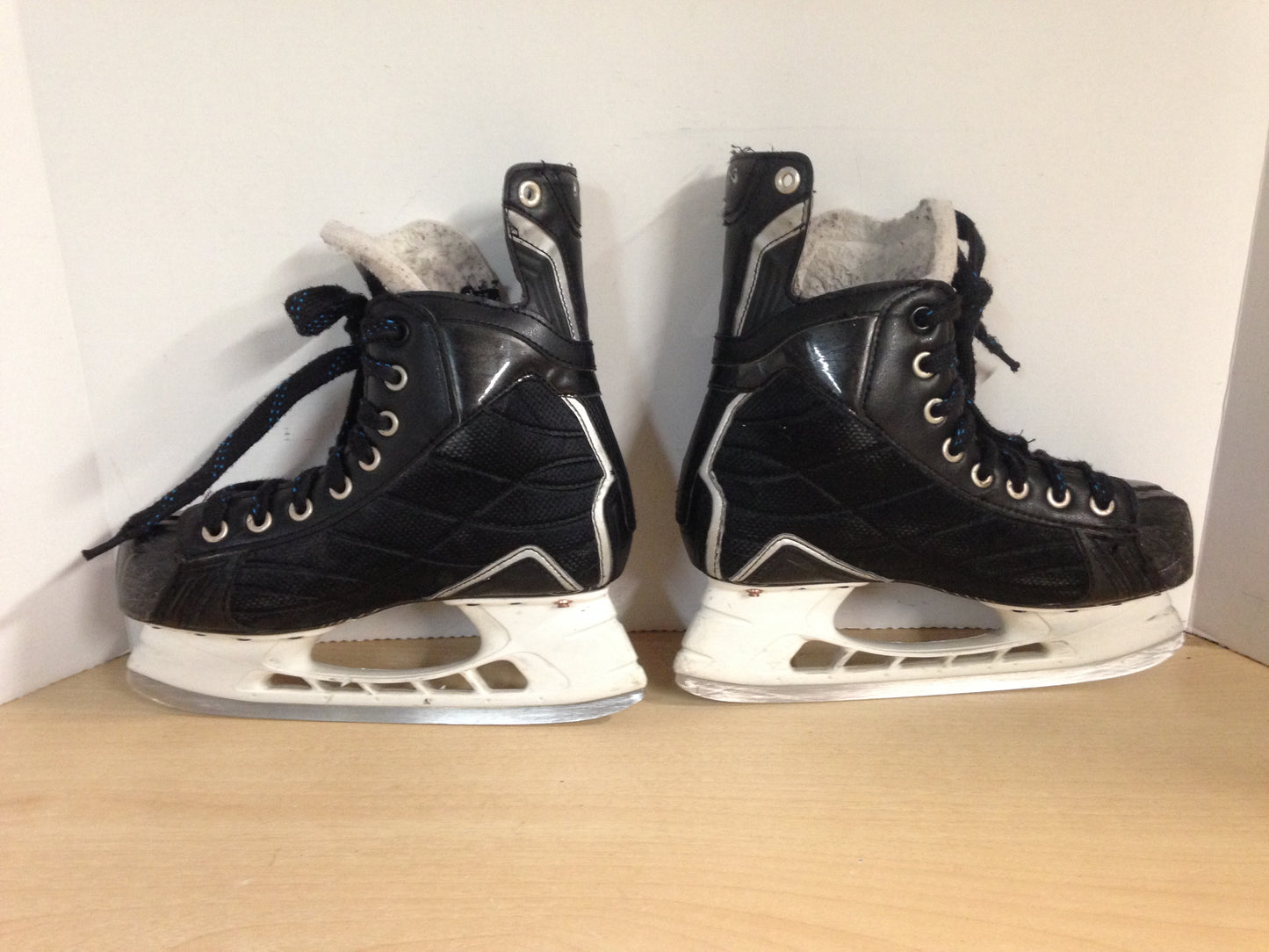 Hockey Skates Men's Size 6 Shoe Size Bauer Nexus Freeze Minor Wear
