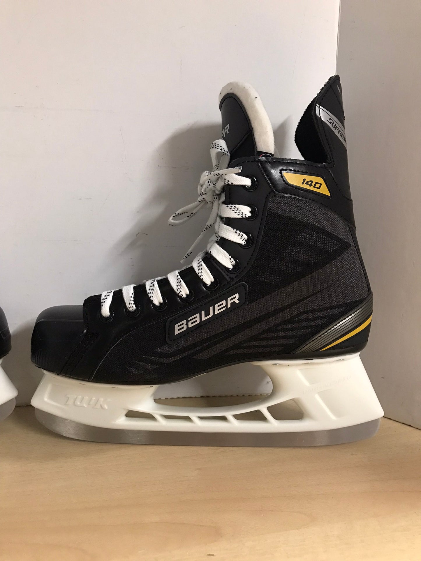 Hockey Skates Men's Size 9.5 Shoe Size Bauer Supreme 140 New Demo Model