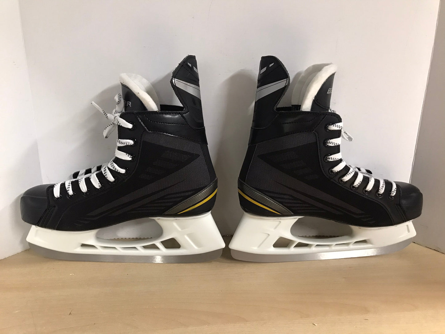 Hockey Skates Men's Size 9.5 Shoe Size Bauer Supreme 140 New Demo Model