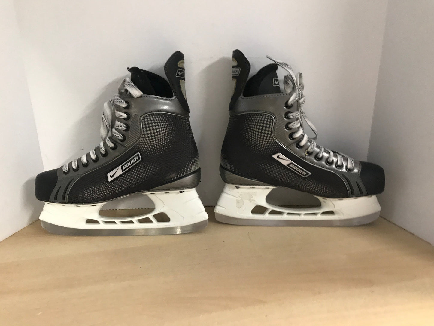 Hockey Skates Men's Size 9 Shoe Size Bauer Supreme One Excellent