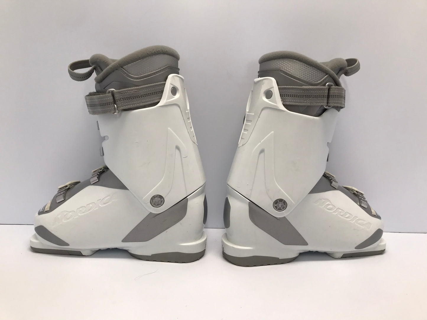 Ski Boots Mondo Size 23.5 Ladies Size 8.5 275 mm Nordica Cruise White Blue Silver