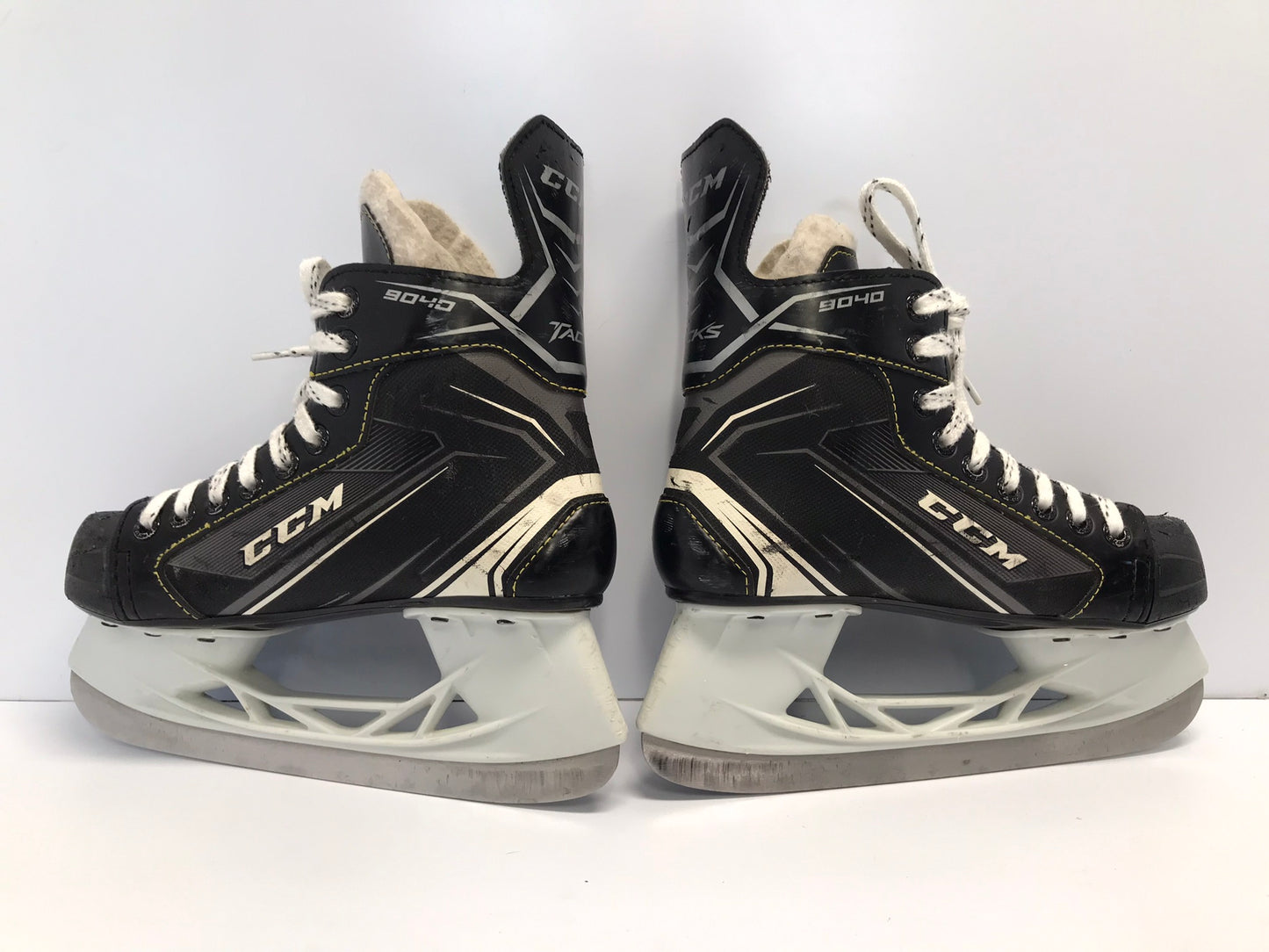 Hockey Skates Child Size 3 Shoe Size CCM Tacks Excellent