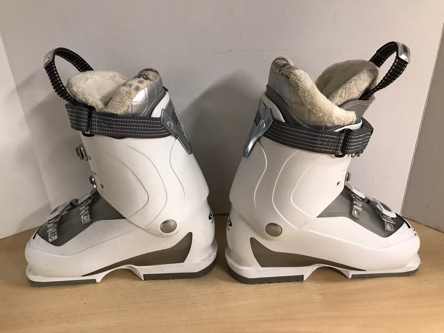 Ski Boots Mondo Size 23.5 Ladies Size 6 278 mm Salomon White Grey