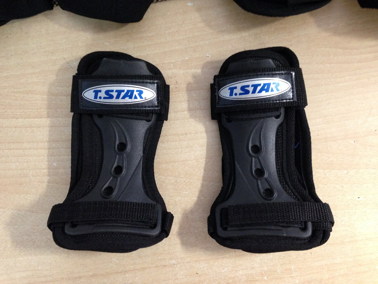 Inline Roller Skates Protective Pads Men's Size Medium Ridge T-Star NEW in Package Black Knee Elbow Wrist