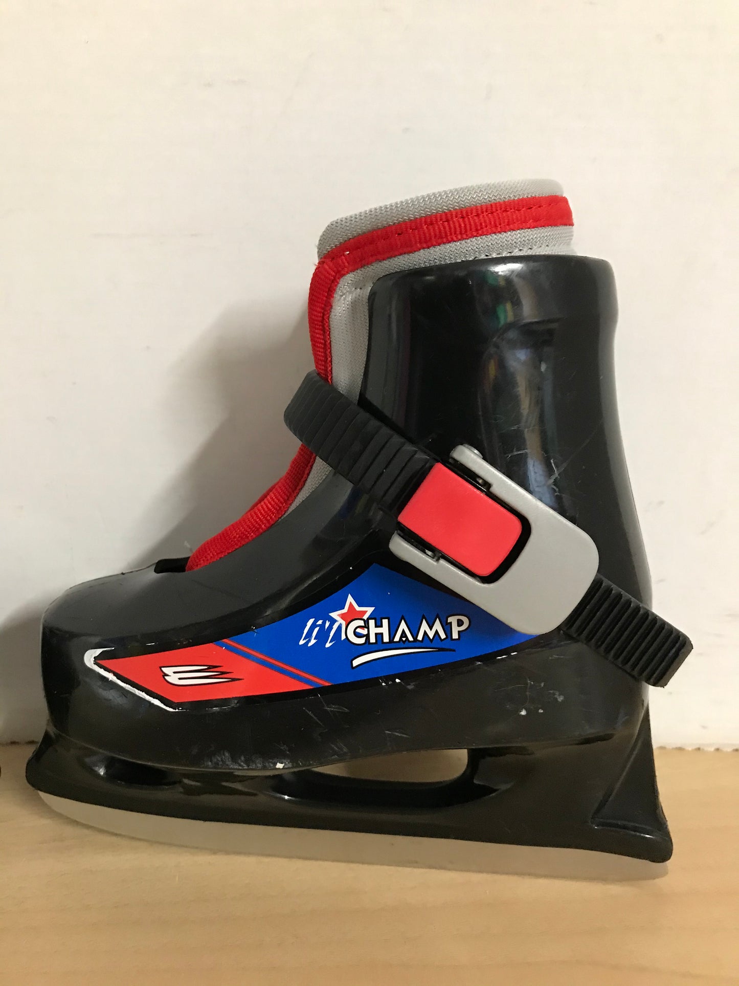 Ice Skates Child Size 6-7 Toddler Bauer Lil Champ Adjustable Molded Plastic With Liner Black Red As New RARE For This Small