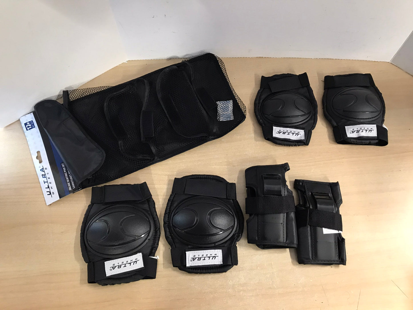 Inline Roller Skates Protective Knee Elbow Pads Child Size 10-12 Ultra Wheels Black New In Package