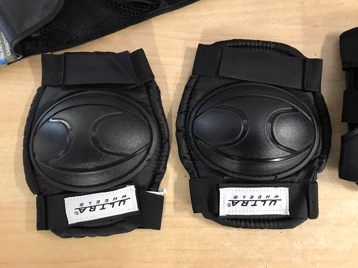 Inline Roller Skates Protective Knee Elbow Pads Child Size 10-12 Ultra Wheels Black New In Package