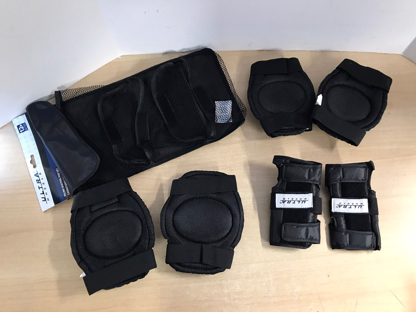 Inline Roller Skates Protective Knee Elbow Pads Child Size 10-12 Ultra Wheels Black New In Package