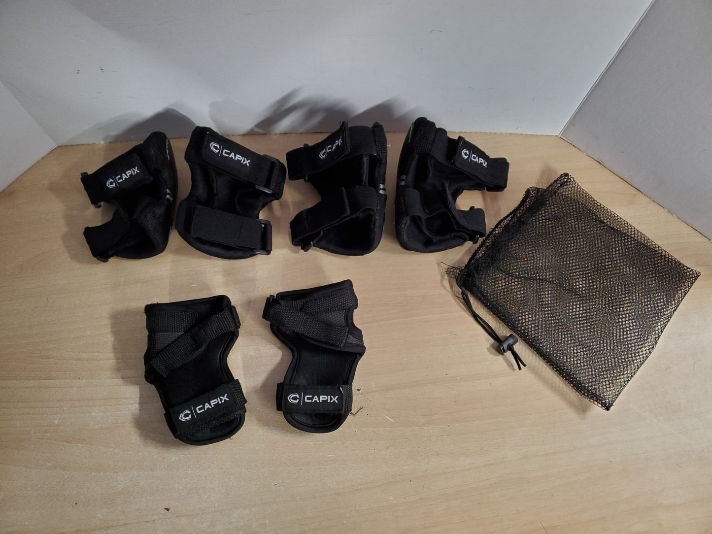 Inline Roller Skates Protective Knee Elbow Pads Child Size 7-10 Capix Black As New