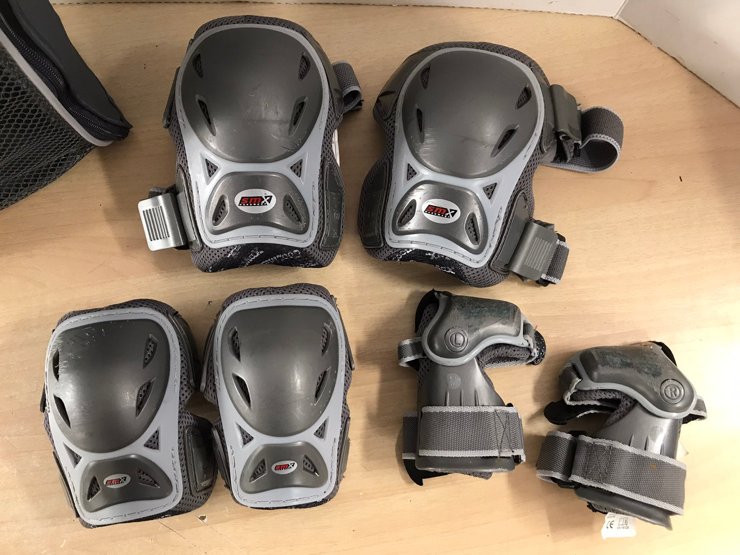Inline Roller Skates Protective Knee Elbow Pads wrist Ladies Size Medium SMX Grey Excellent