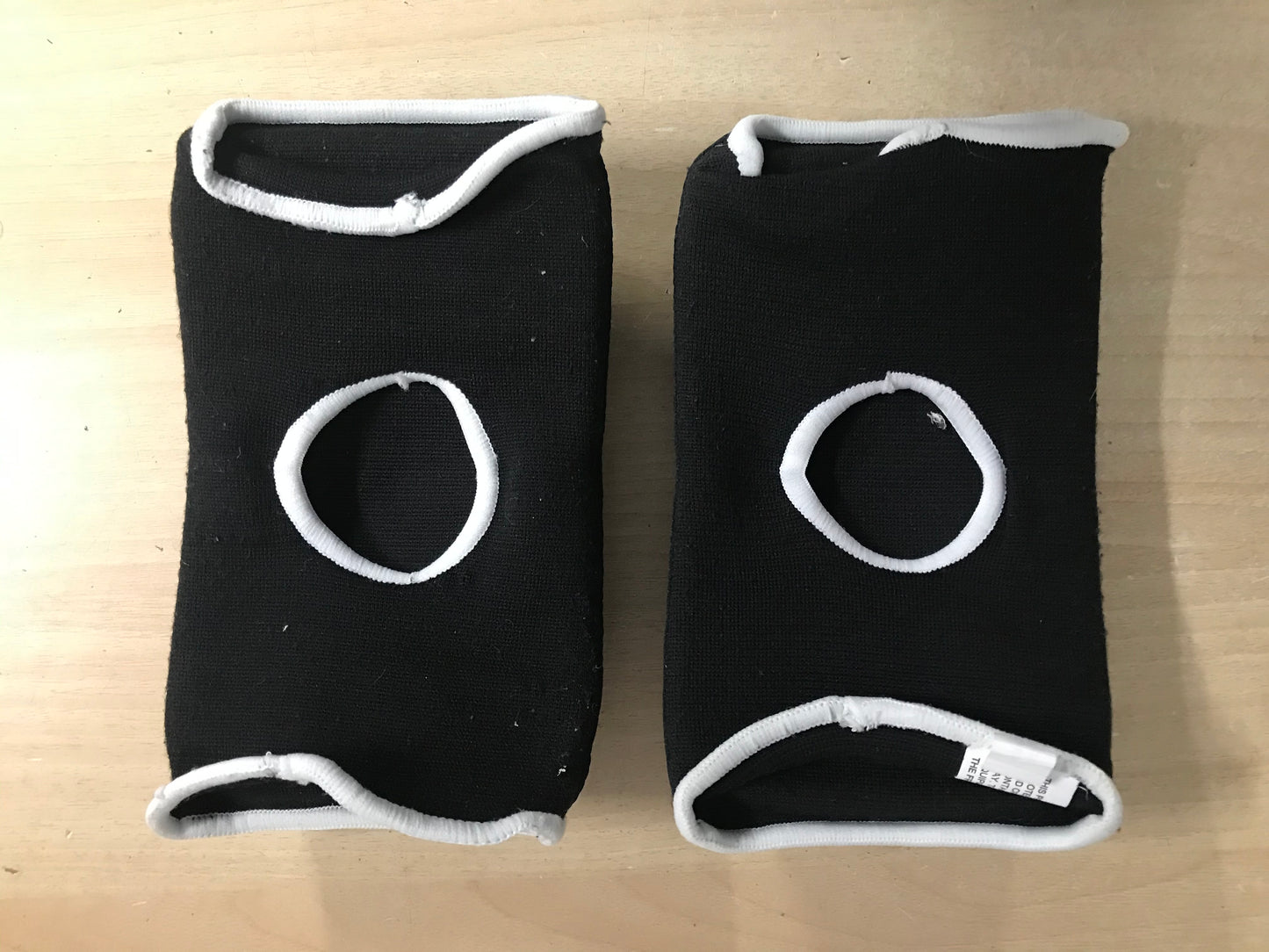 Inline Roller Skates Protection Pads D- Gel Universal Inline Roller Skates Bikes Skateboard Sports Hockey Knee or Elbow Pad Adult Medium As New