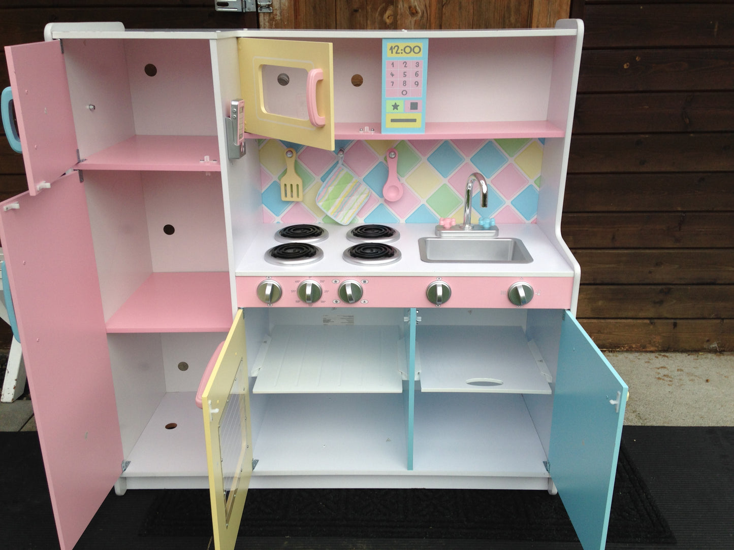 KidKraft Large Pastel Play Family Wood Kitchen 56x46x16 inch New Demo Model Mint Condition