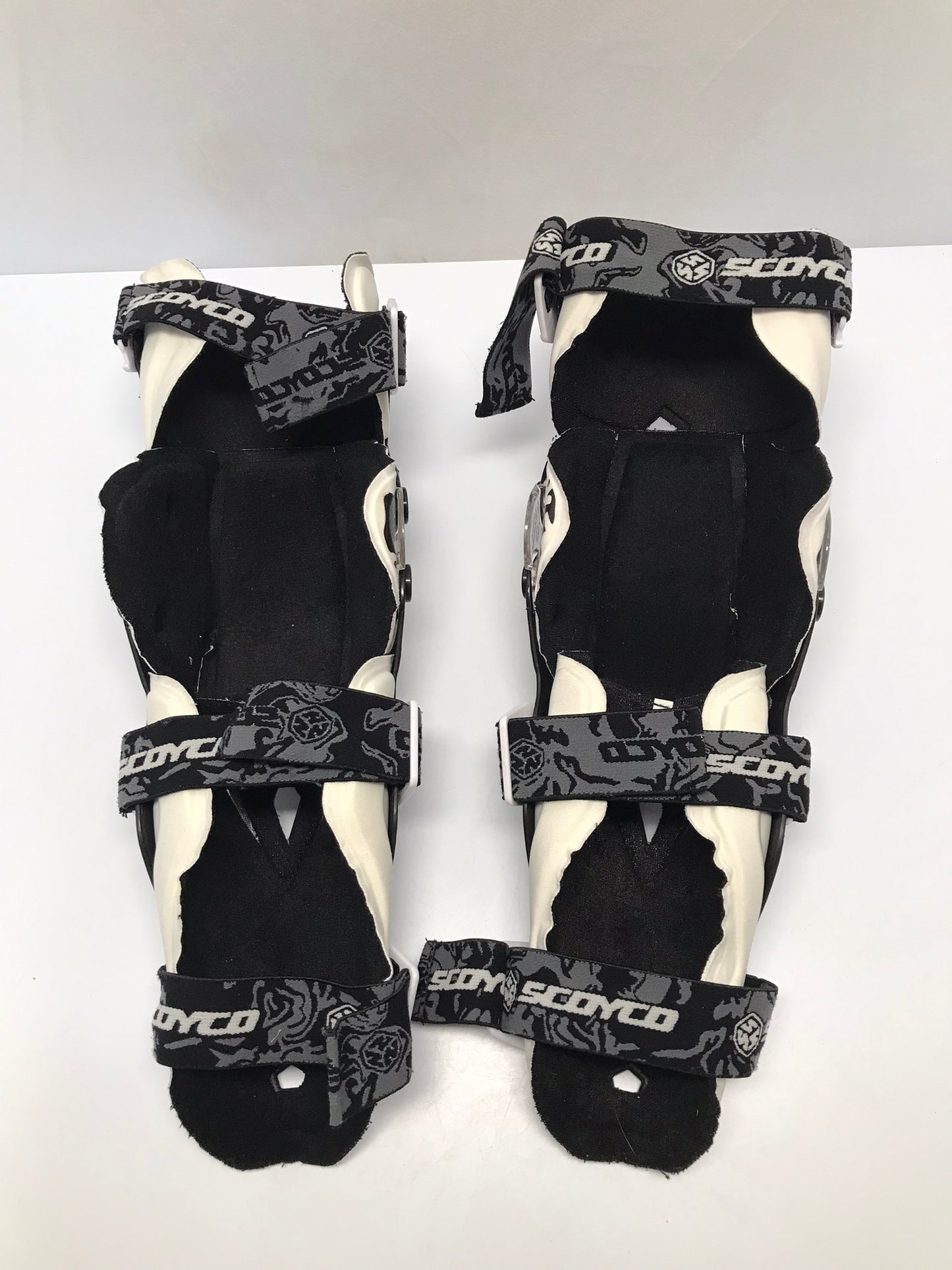 Motocross BMX Dirt Bike Scoyco OS CE Approved Move Freely Knee Protection Amazing Quality 44 cm Excellent Black White
