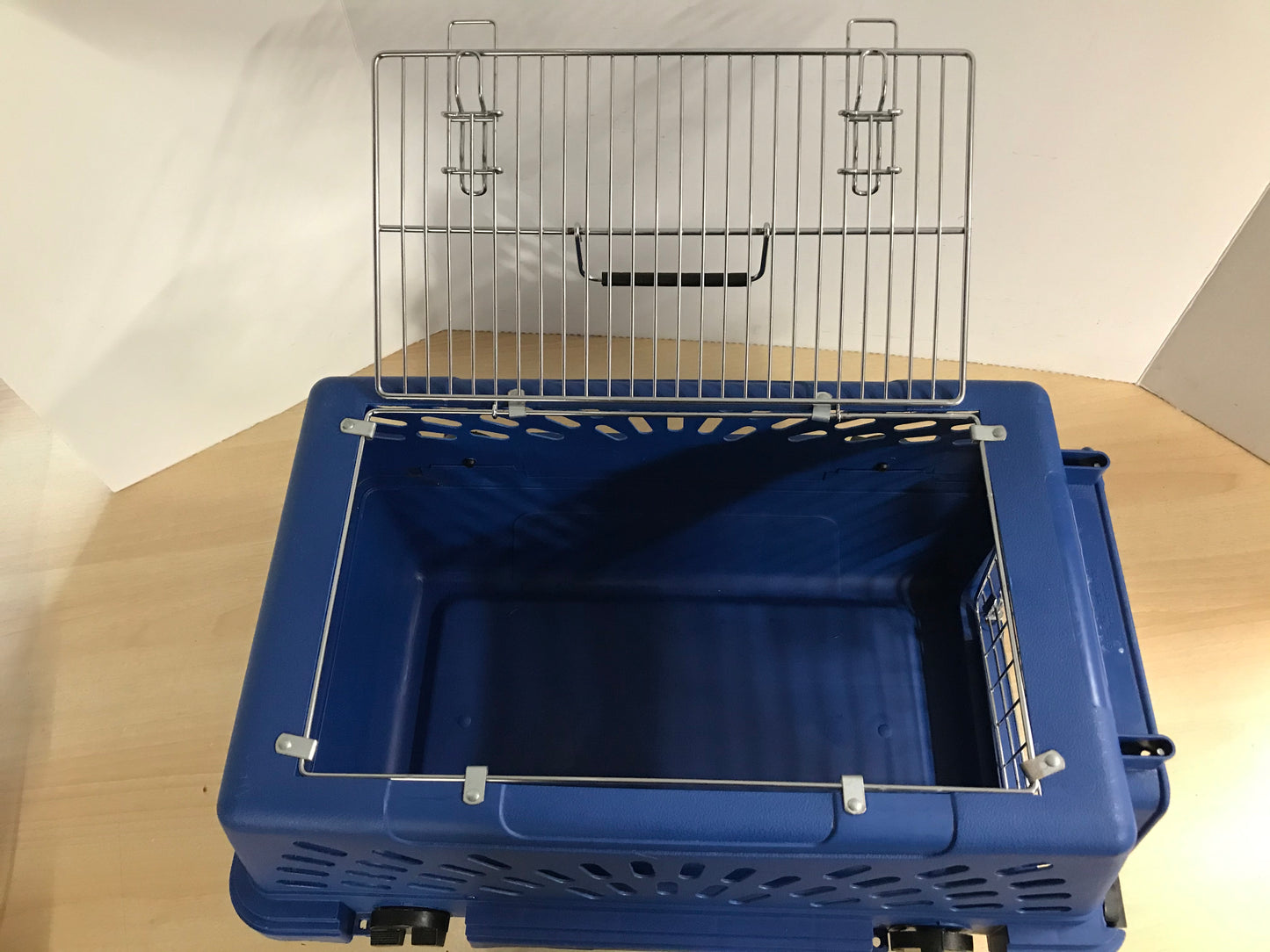 My Little Pet Shop Dog Puppy Cat Kennel Crate 2 Door Deluxe Pet Mate 2 Front and Top Door Fits Up To 12 lb Blue 18x15x12 inch Excellent