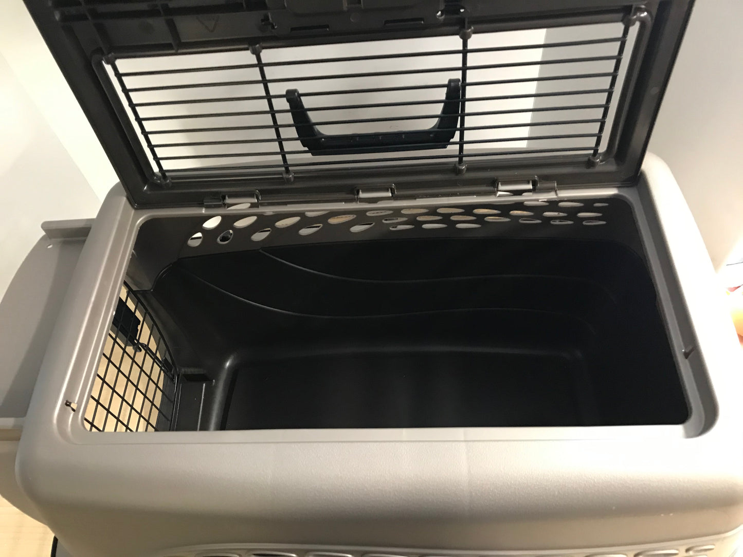 My Little Pet Shop Pet Puppy Cat Kennel Crate 2 Door With Top Load Light and Dark Brown 24 x 18 x 16 Up To 25 lb Excellent