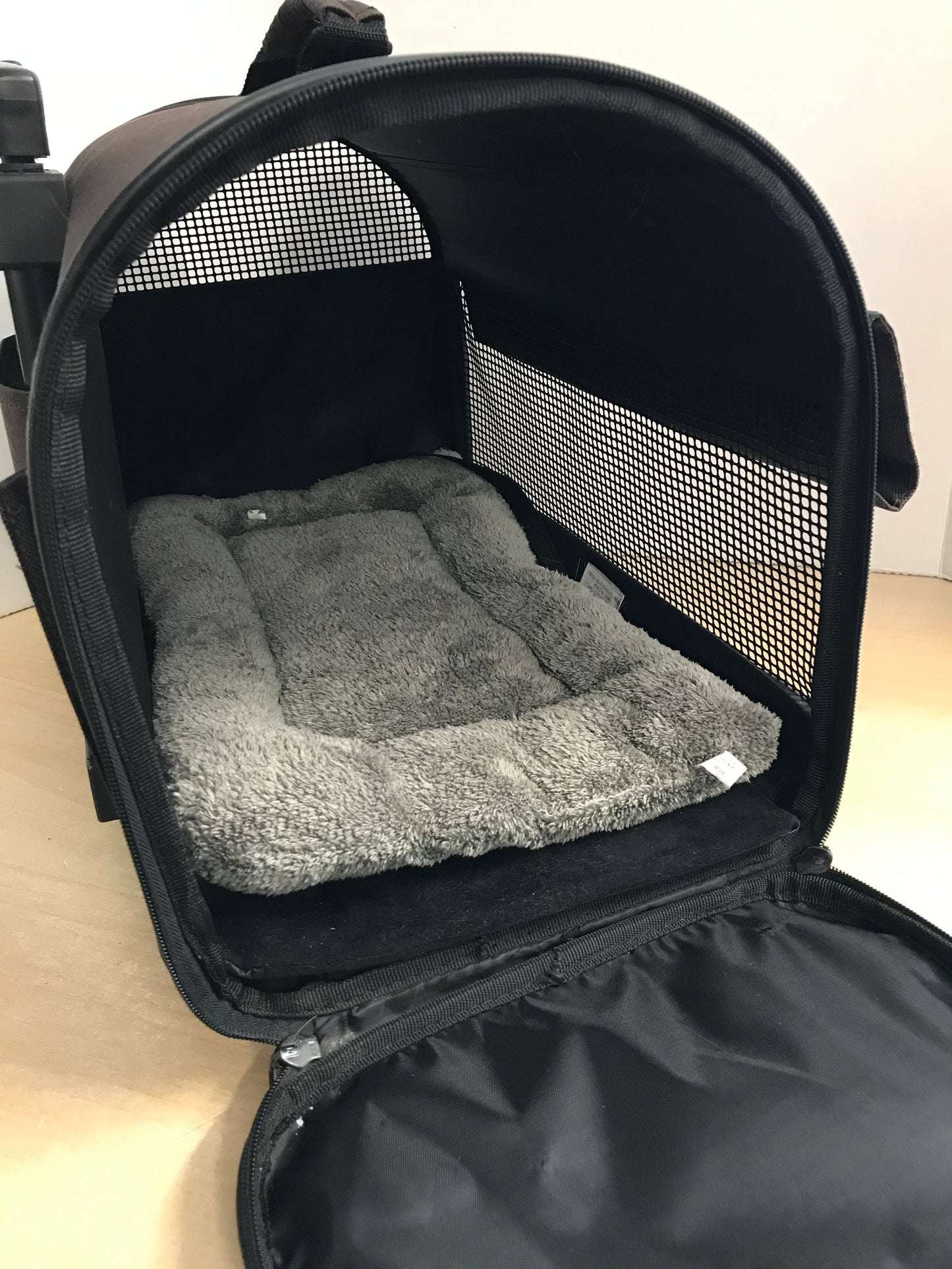 My Little Pet Shop Pet Puppy Cat Kennel Crate Boots and Barkley Wheeled Carrier 20 x 12 x 13 As New Up To 20 lb