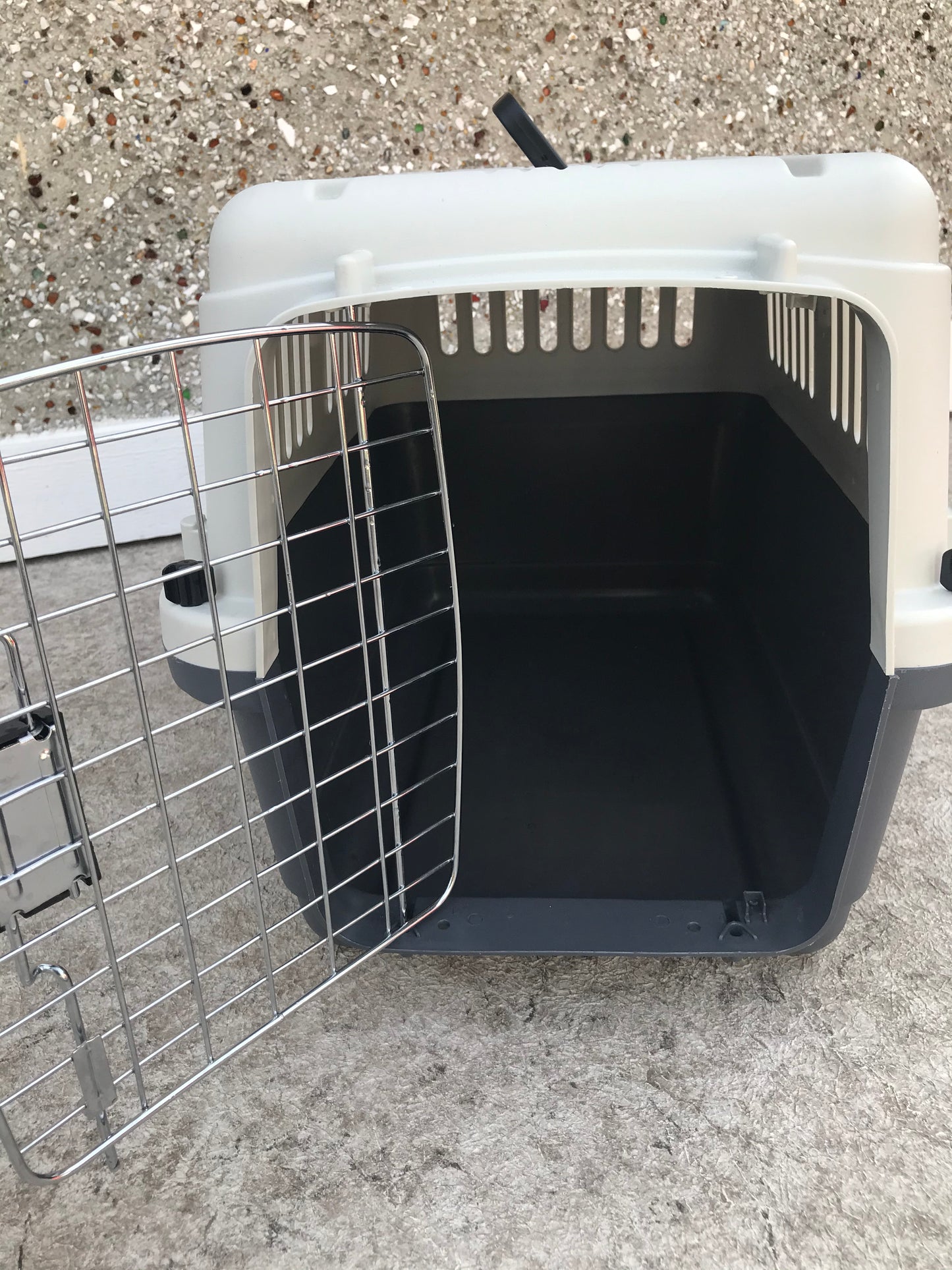 My Little Pet Shop Pet Puppy Cat Kennel Crate Light and Dark Grey 22 x 14 x 16 Up To 20 lb Excellent