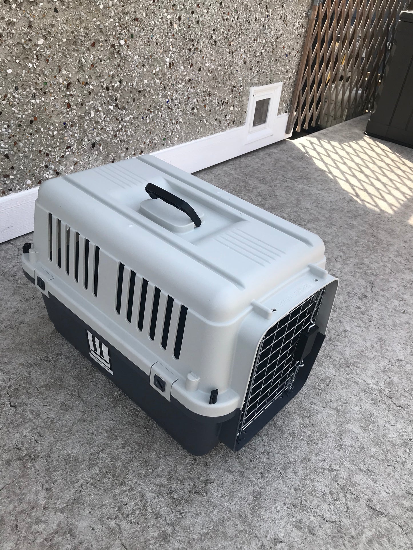 My Little Pet Shop Pet Puppy Cat Kennel Crate Light and Dark Grey 22 x 14 x 16 Up To 20 lb Excellent