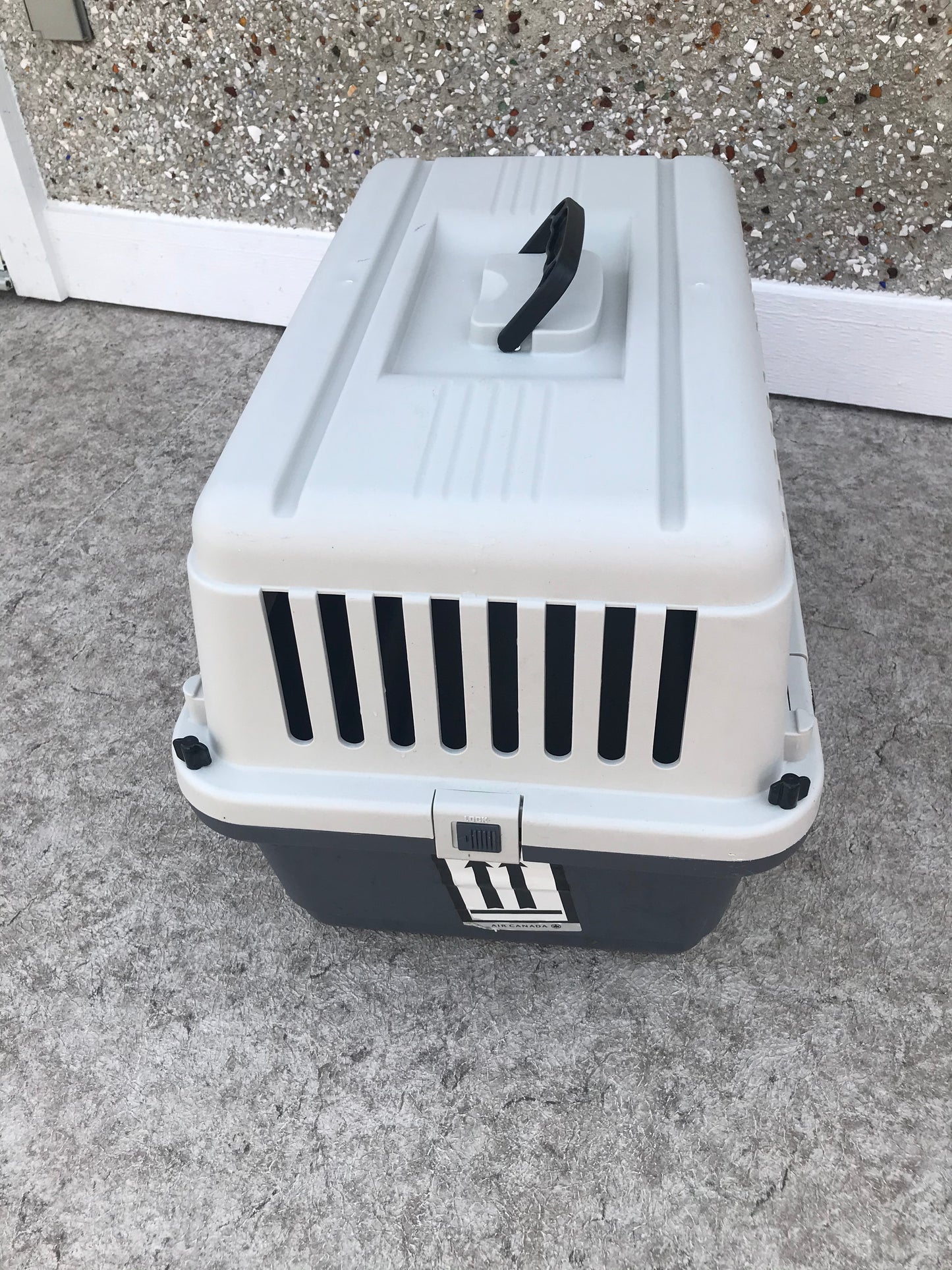 My Little Pet Shop Pet Puppy Cat Kennel Crate Light and Dark Grey 22 x 14 x 16 Up To 20 lb Excellent