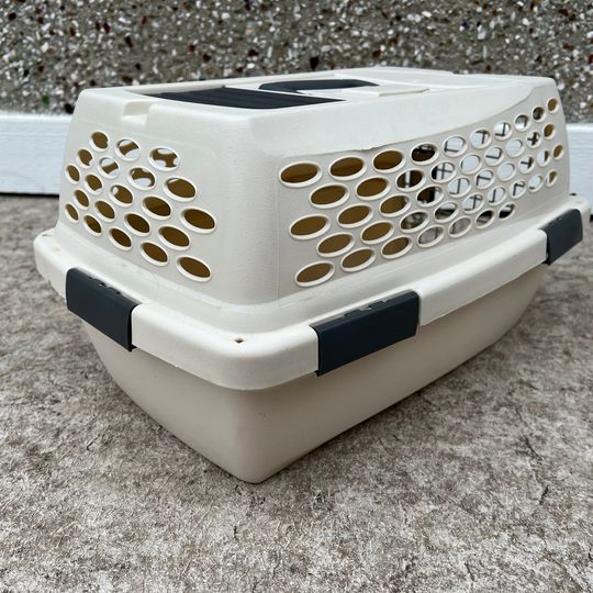 My Little Pet Shop Pet Taxi 18 inch Dog Cat Pet Kennel Crate Small White Up to 15 Lb