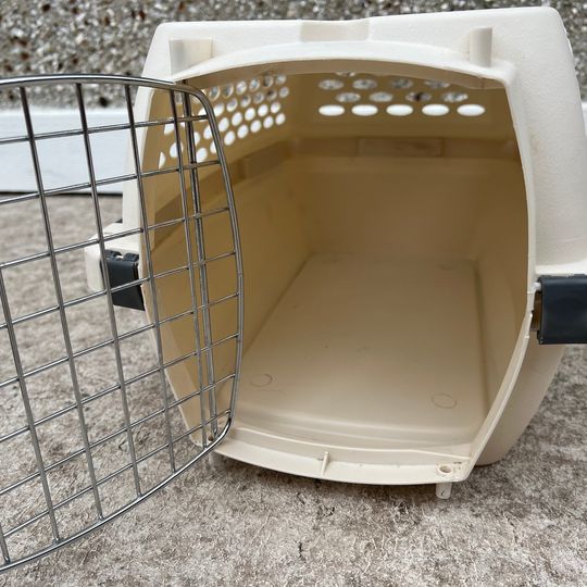 My Little Pet Shop Pet Taxi 18 inch Dog Cat Pet Kennel Crate Small White Up to 15 Lb