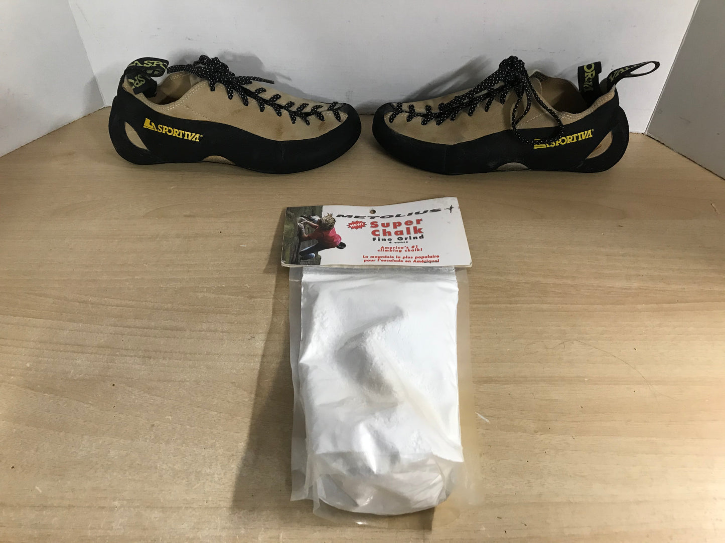 Rock Climbing Shoes Ladies Size 8.5 LaSportiva Excellent With New Bag Chalk