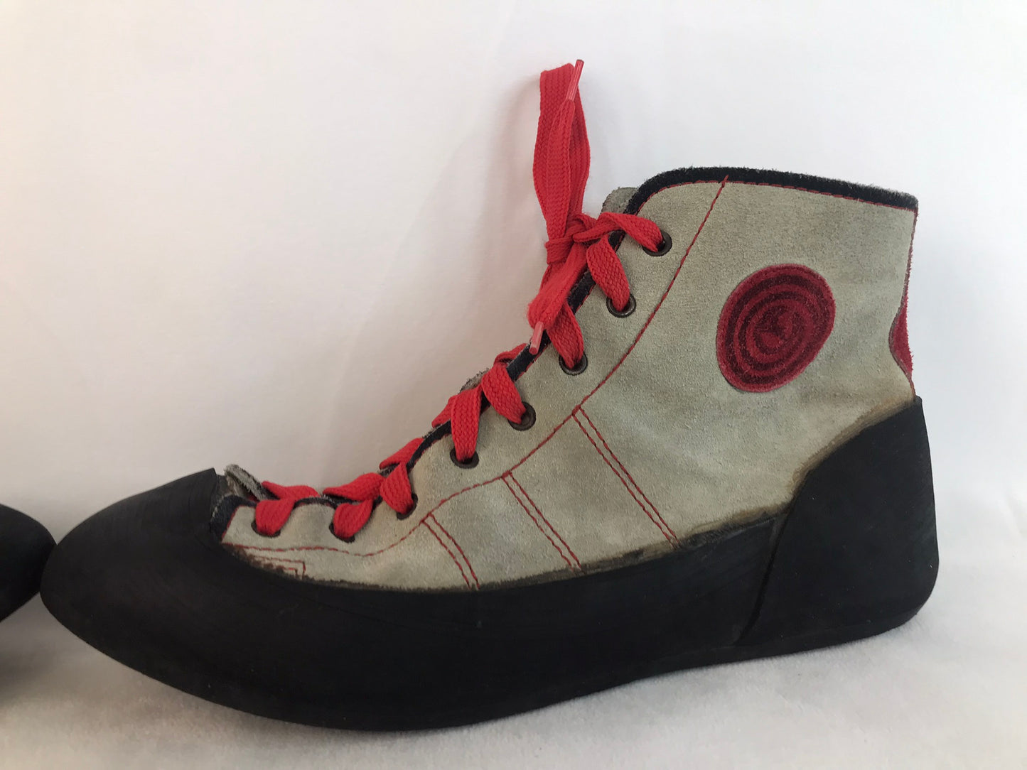 Rock Climbing Shoes  Men's Size 11 Boreal Spain Leather Suade Black Red Excellent Quality