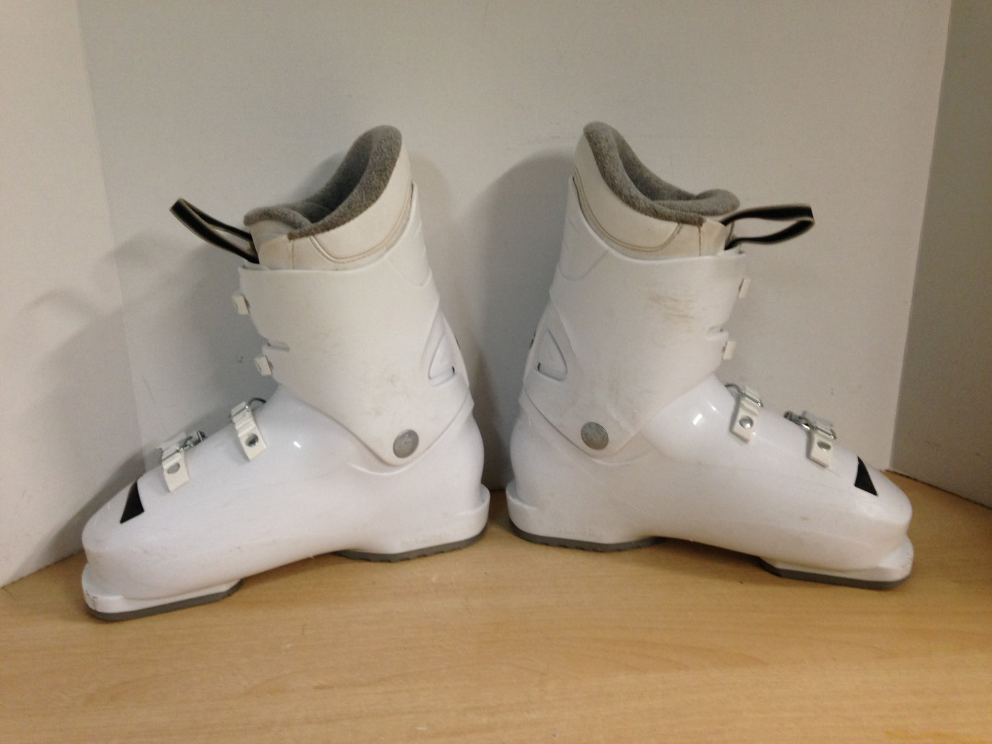 Ski Boots Mondo Size 24.5 Ladies Size 7 285 mm Rossignol Fun Girl White Multi