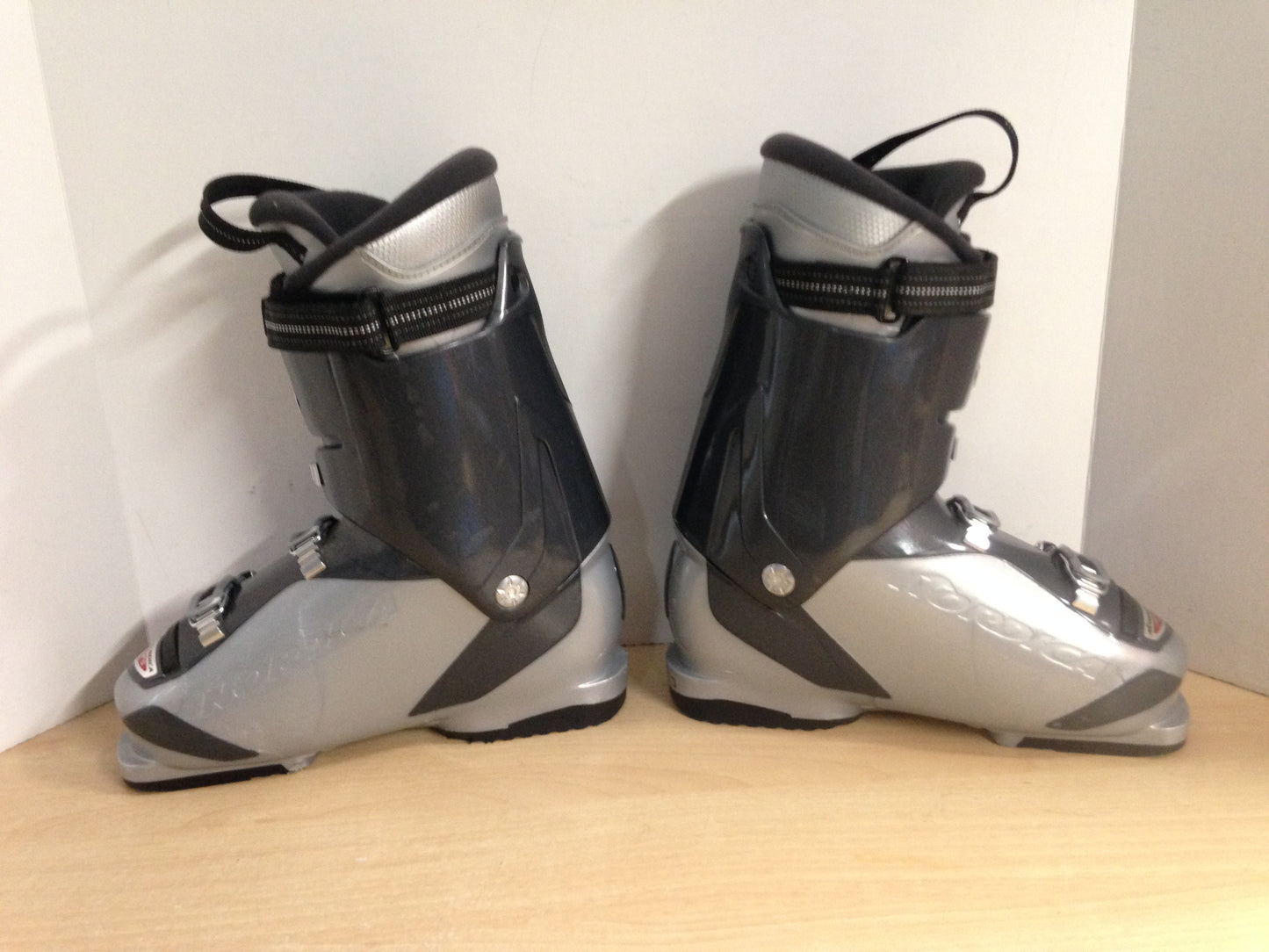 Ski Boots Mondo Size 25.5 Men's Shoe Size 7.5 Ladies 8.5 298 mm Nordica Cruise Grey Red new Demo Model