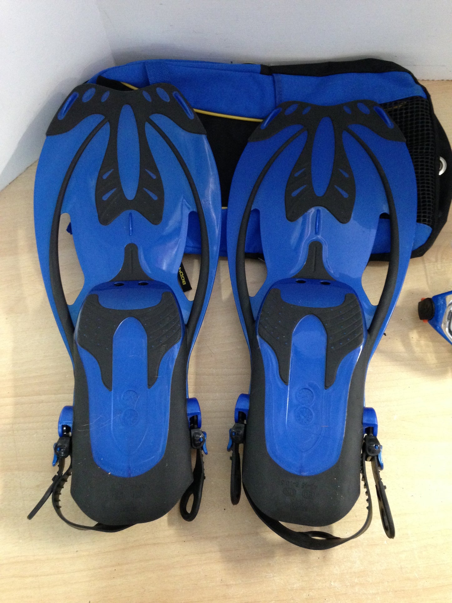 Snorkel Dive Fins Set Men's Size 9-13 Shoe Body Glove Black Blue Excellent