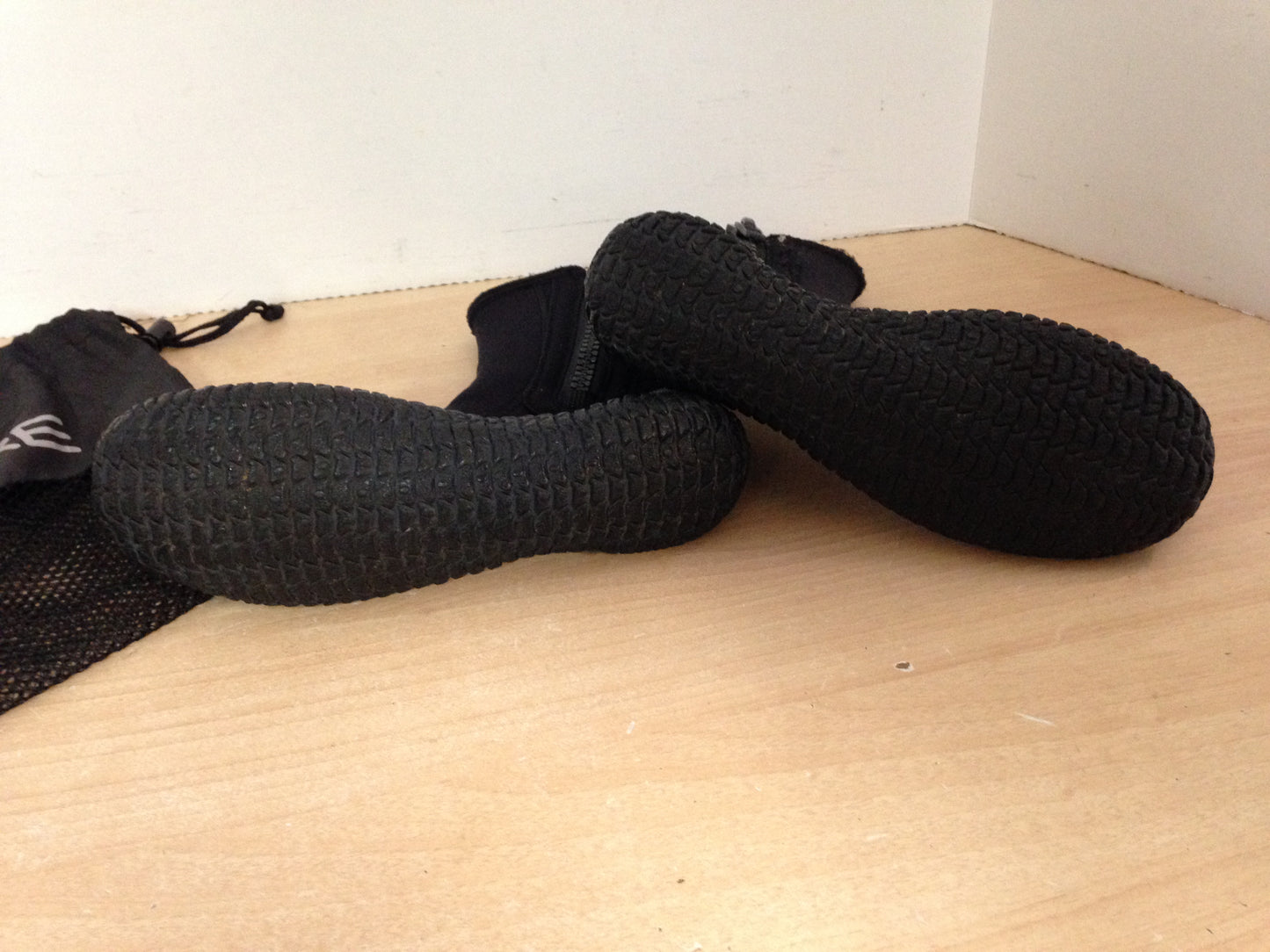 Snorkel Dive Surf Booties Child Size 4 Shoe Size Bare Black Neoprene Excellent