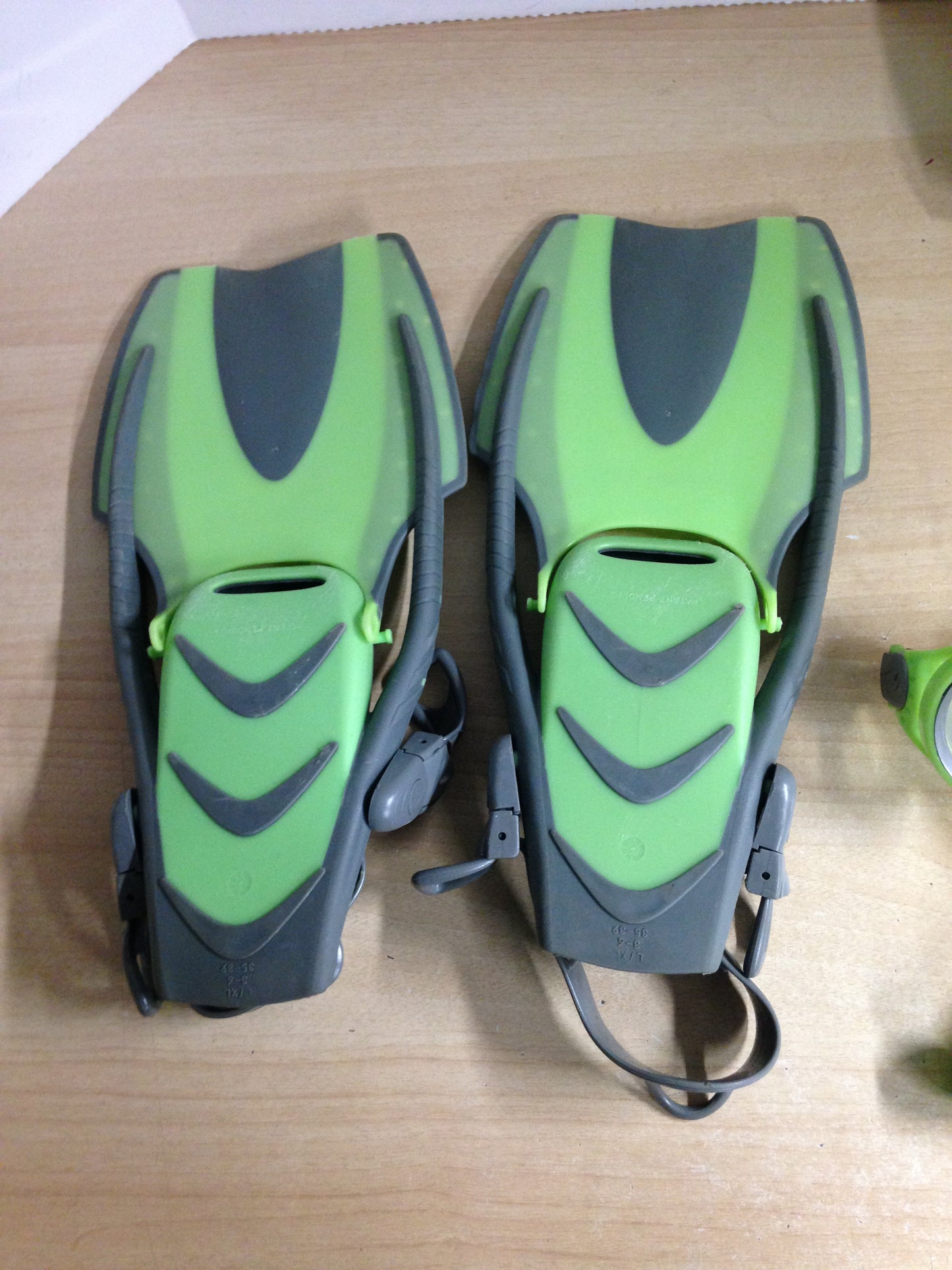 Snorkel Dive Fins Set Child Size 3-6 Shoe Size US Divers Lime and Black Excellent