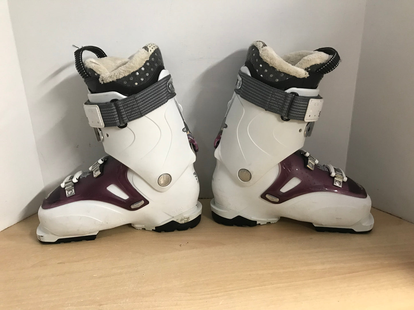 Ski Boots Mondo Size 24.0 Ladies Size 7 288 mm Salomon Energizer 55 Grey Pink Excellent