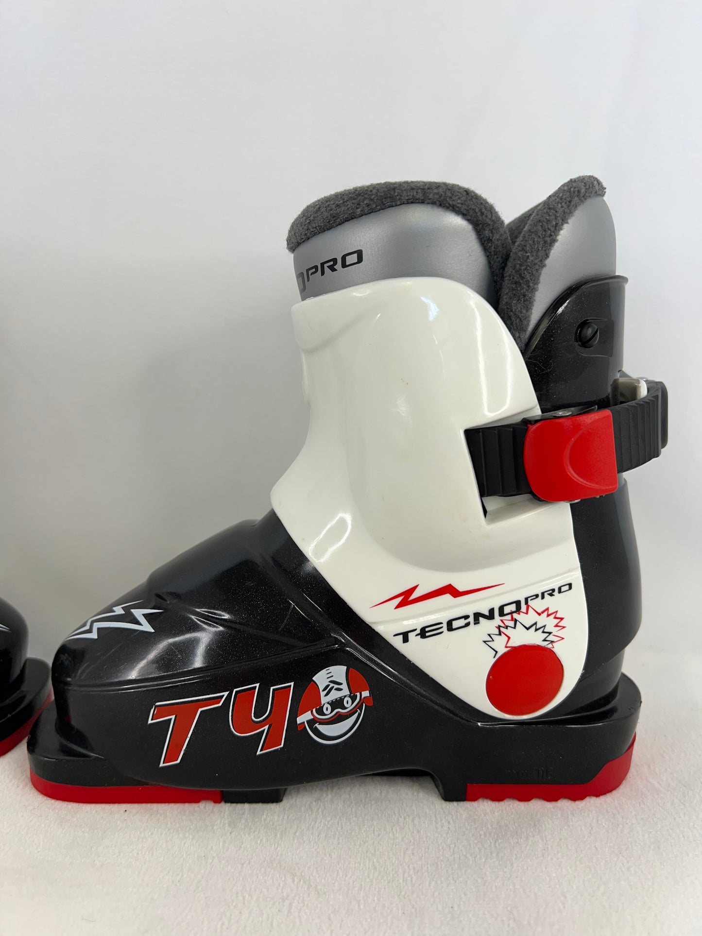 Ski Boots Mondo Size 16.0 Child Size 9  206 mm Tecno Pro Black White Red  Excellent New Demo Model