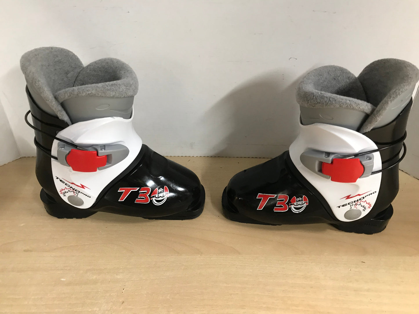 Ski Boots Mondo Size 18.5 Child Size 12 223 mm Tecno Pro Red Black White Excellent