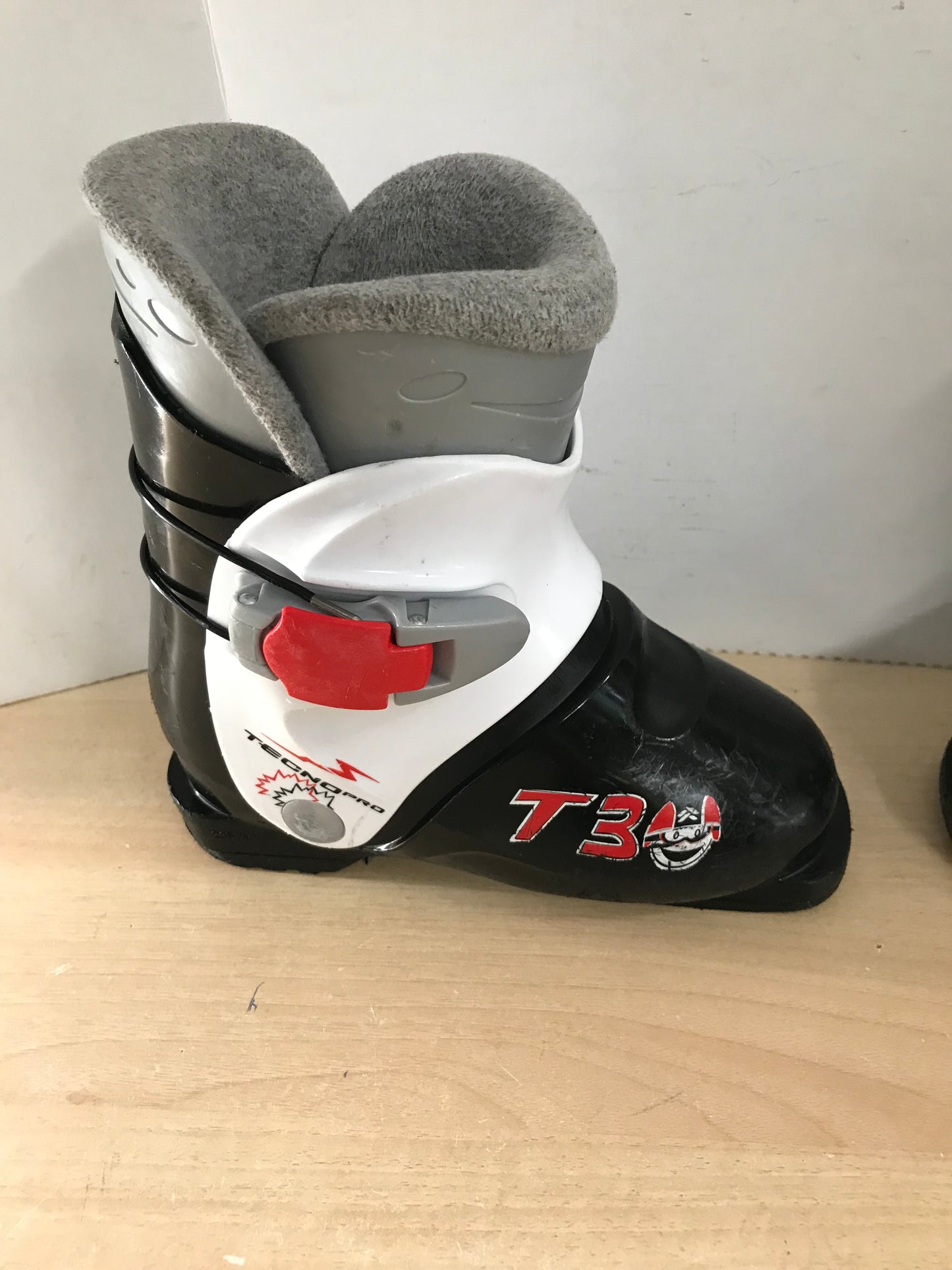Ski Boots Mondo Size 19.5 Child Size 13.5 235 mm Tecno Pro Black White