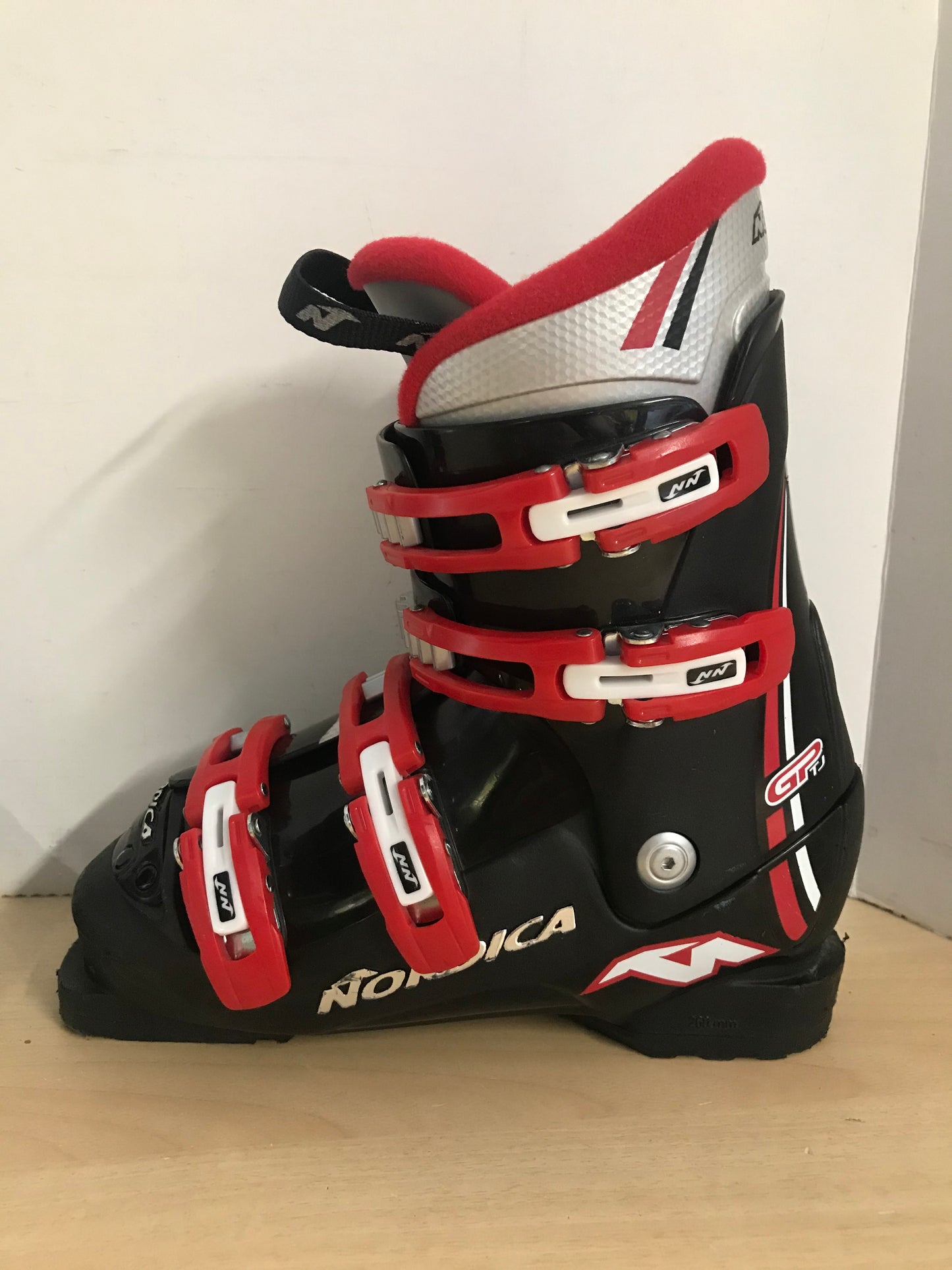 Ski Boots Mondo Size 22.5 Child Size 4.5 Shoe Size 260 mm Nordica Black Red White Excellent