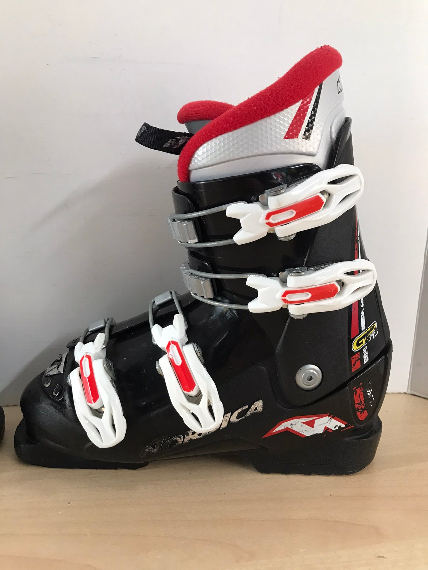 Ski Boots Mondo Size 23.0 Child Size 5 Shoe Size 270 mm Nordica Black Red Minor Wear and Scratches