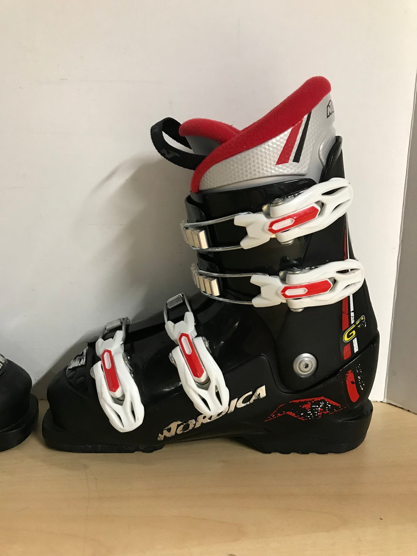 Ski Boots Mondo Size 23.5  Child Size 5-6 270 mm Nordica Black Red White Nice