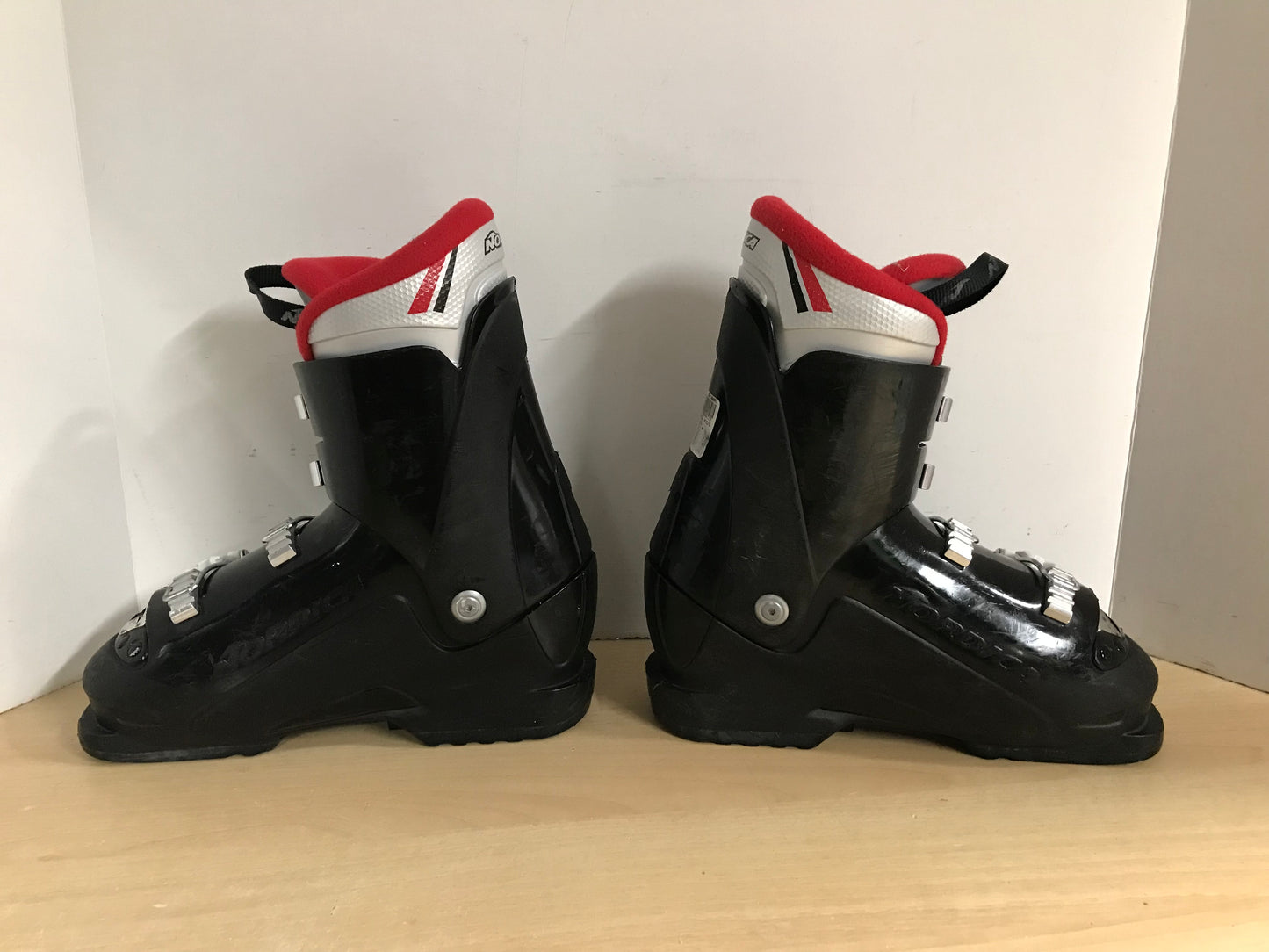 Ski Boots Mondo Size 23.5  Child Size 5-6 270 mm Nordica Black Red White Nice