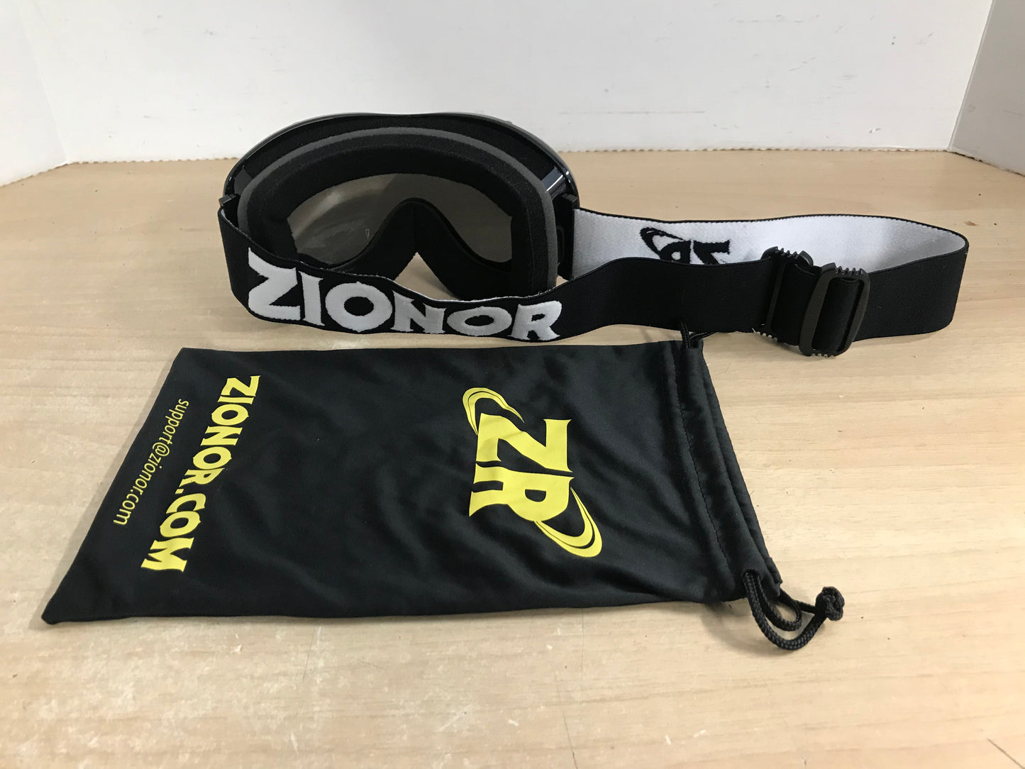 Ski Goggles Adult Medium Zionor Black With Mirrored Lense And Bag As New