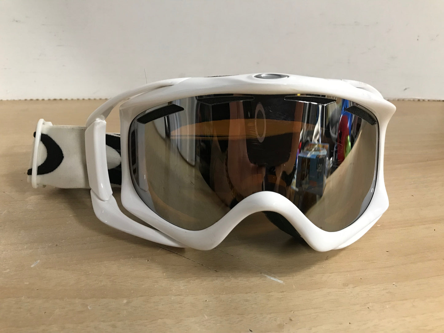 Ski Goggles Adult Size Medium Oakley White Black With Mirrored Lenses Few Small Marks